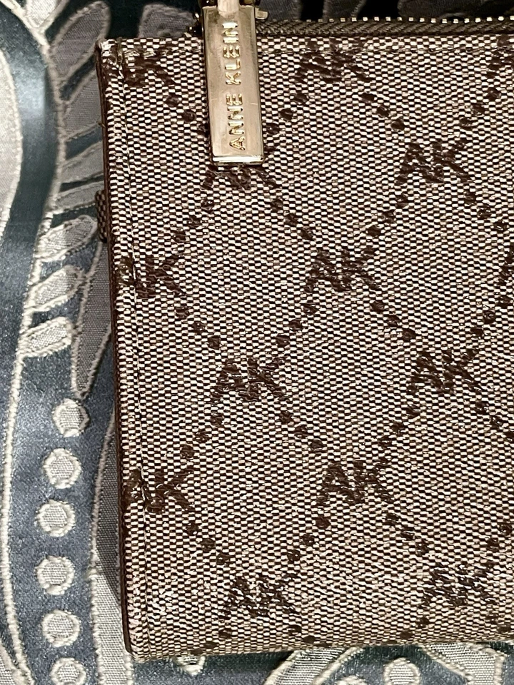 Cartera sin asas Anne Klein Signature rosa tostada con cremallera para mujer chequera clásica Foto 4 de 4