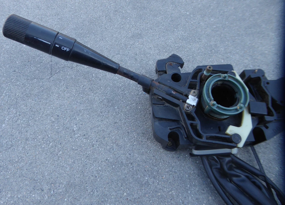 Interruptor de señal de giro limpiaparabrisas Toyota Camry 1983-1985 OEM 84310-32090 Foto 3 de 4