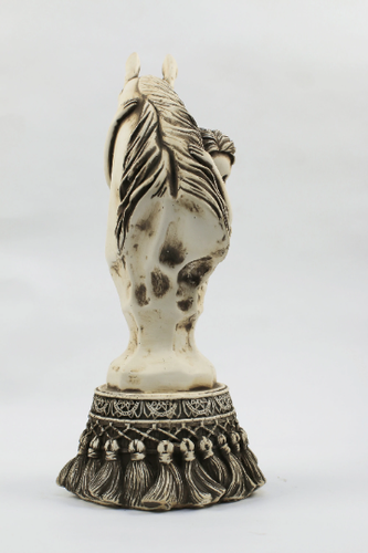 Dazzling sculpture picturing a kid hugging an Egyptian horse - Picture 3 of 4