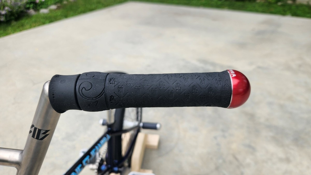 Bar ends IGI Ballends Black | LES TROIS ROUX BMX SHOP Bar ends IGI Ballends Black | LES TROIS ROUX BMX SHOP
