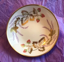 Royal Chelsea ~ English Bone China ~ #290A / Strawberries ~ Berry / Fruit Bowl