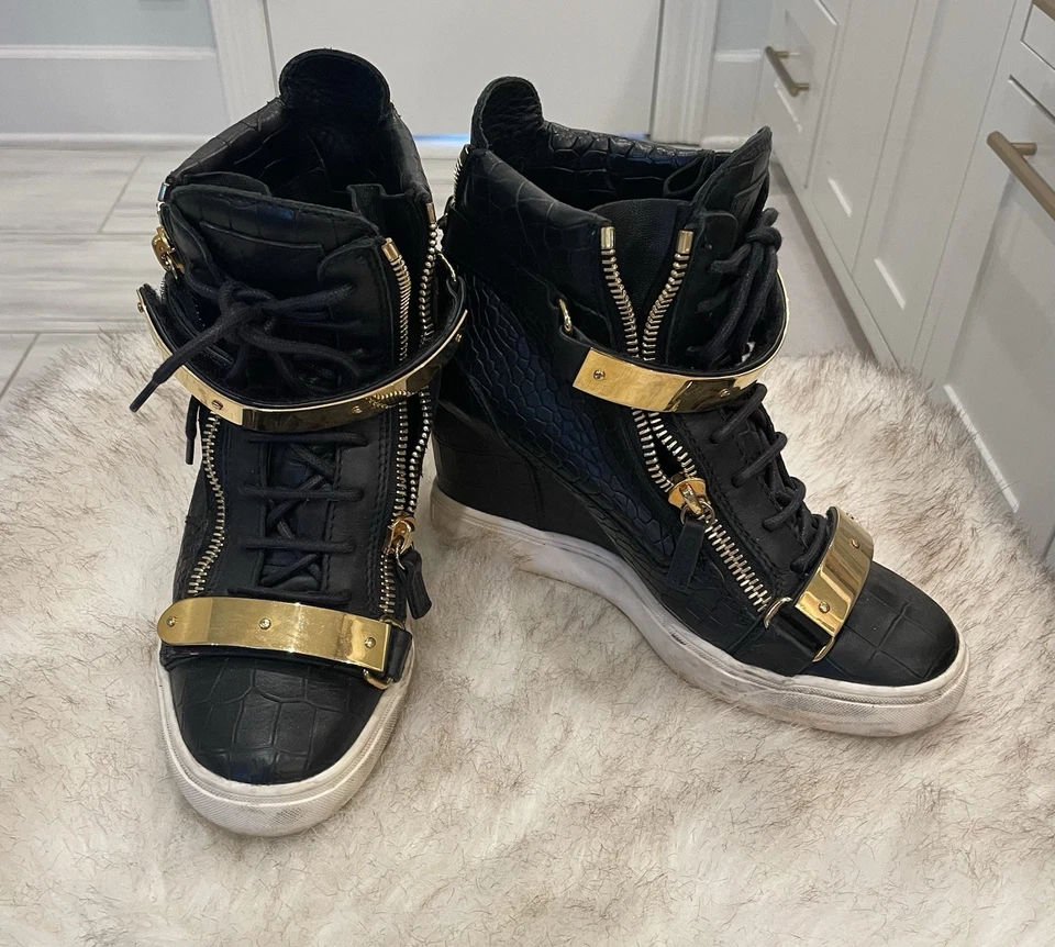 Zapatilla deportiva GIUSEPPE ZANOTTI LORENZ WEDGE PLATFORM negra con relieve de cocodrilo Foto 3 de 4