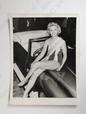 Arlette Dobson Miss England 1961 Beauty Queen Pageant Cabrio Auto 1961 Foto