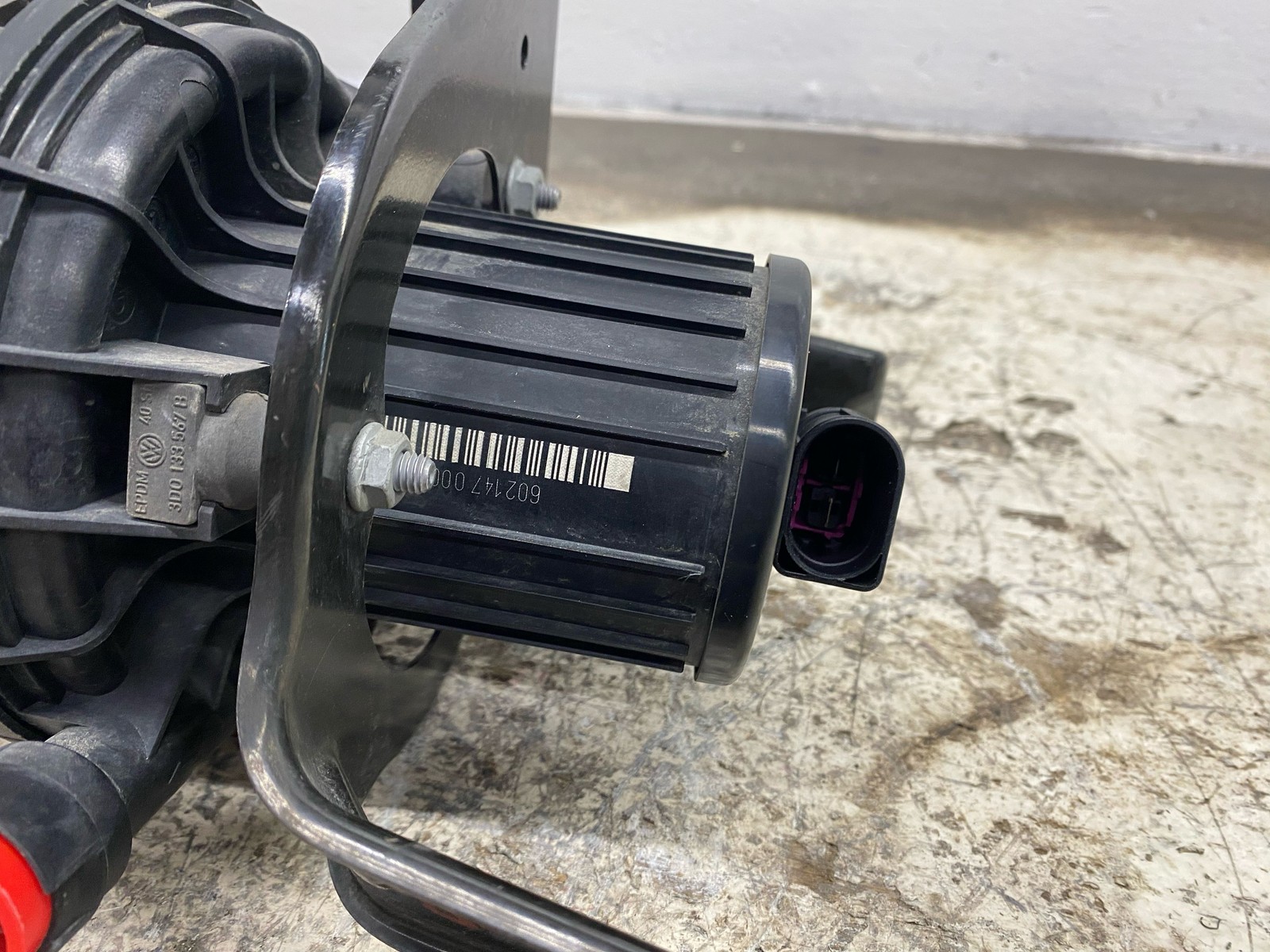 2010-2020 BENTLEY MULSANNE OEM FRONT RIGHT SECONDARY INJECTION PUMP W/ BRACKET