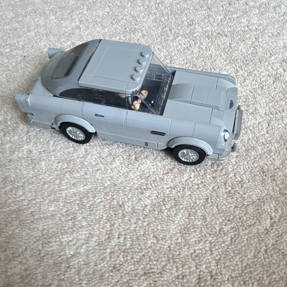 LEGO Creator 10262 James Bond Aston Martin DB5, photo 3 of 5