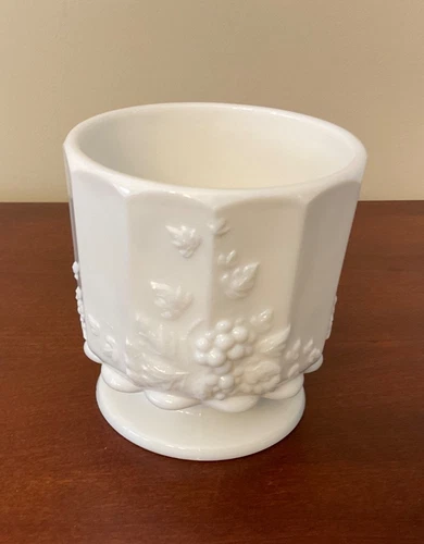 VINTAGE WESTMORELAND WHITE MILK GLASS GRAPE DESIGN 4" CANDY DISH