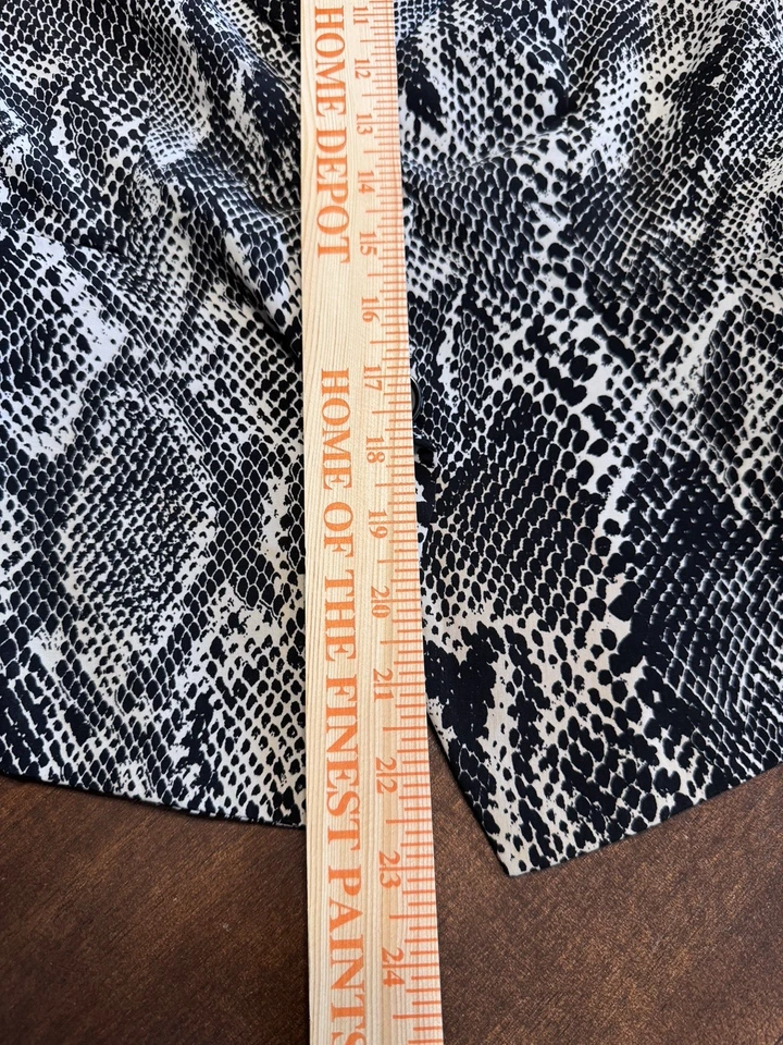 Chaqueta Express Sedosa Estampado Piel Serpiente Blanco y Negro Forrada Damas 0 Usada en Excelente Condición Foto 3 de 4