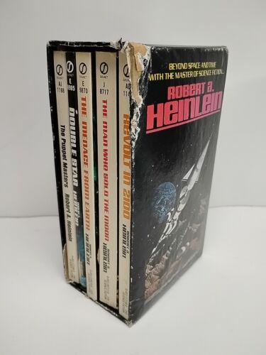 VINTAGE ROBERT HEINLEIN SCIENCE FICTION PAPERBACKS 5 BOXED SET - Foto 3 di 14
