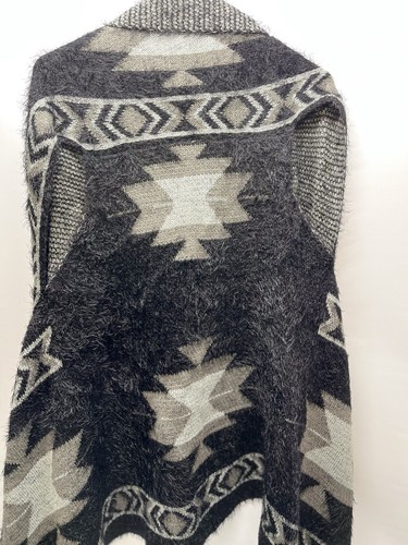 NWT Women’s Fuzzy Soft Knit Aztec Print Eyelash Vest One Size - Picture 8 of 16
