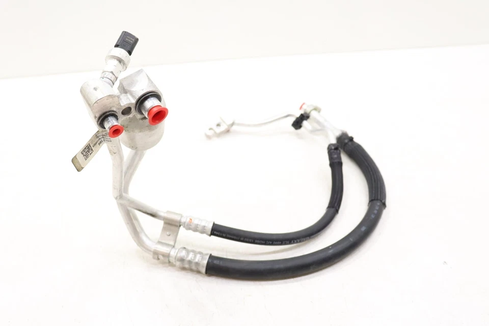 Manguera aire acondicionado Cadillac CT5 2020 2021 2022 2023 Foto 3 de 4