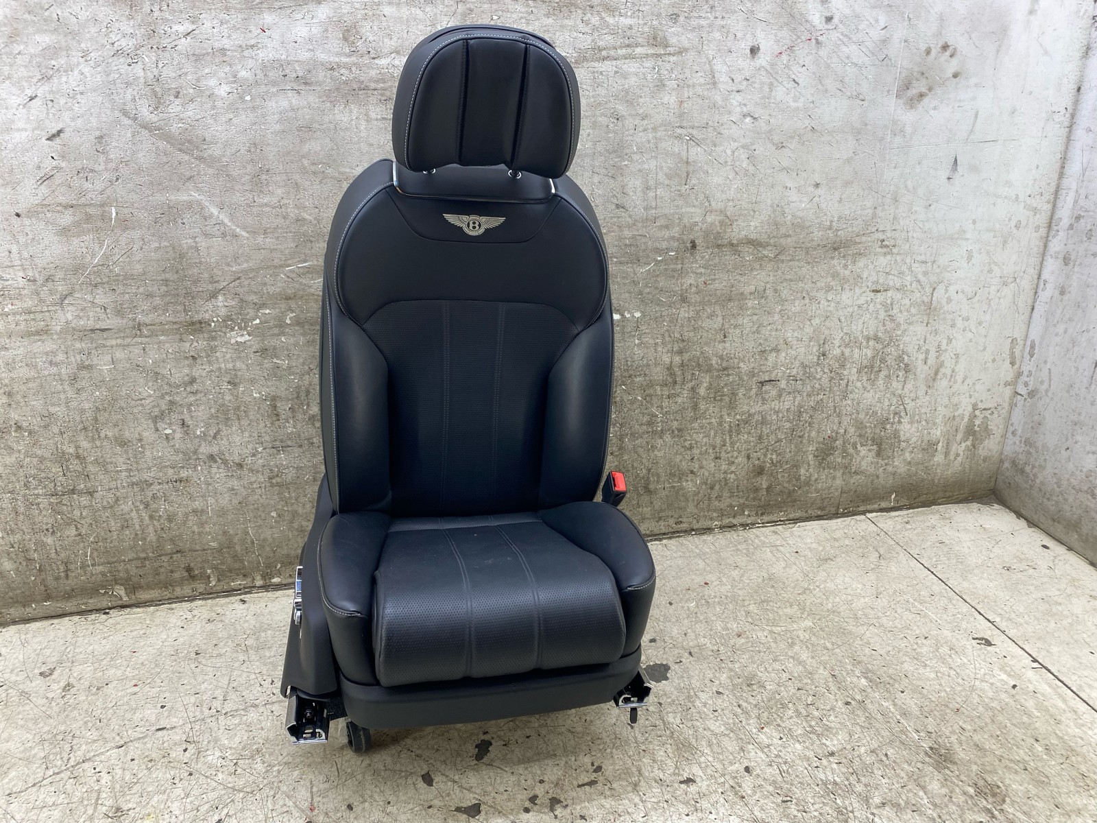 2015-2020 BENTLEY BENTAYGA OEM FRONT RIGHT HEATED/VENTED SEAT COMPLETE LEATHER