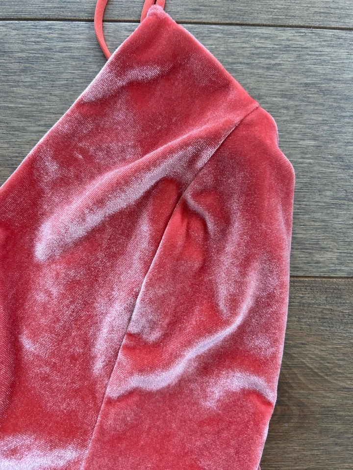 Mameluco Silence + Noise Coral Terciopelo Medio Elastizado Correas Showgirl Era Foto 2 de 4