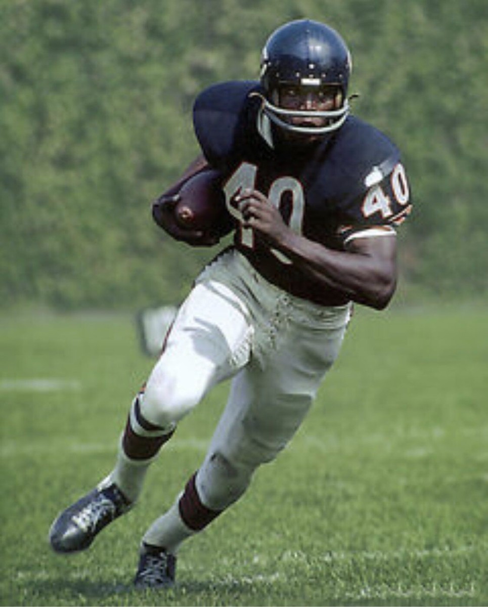 GALE SAYERS 8X10 PHOTO CHICAGO BEARS NFL FOOTBALL CLOSE
