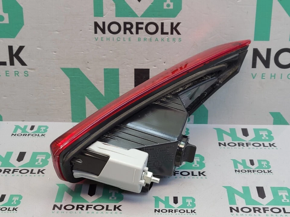 Maserati Ghibli M157 Left Inner Taillight 0 6700046820 - Image 2 of 4