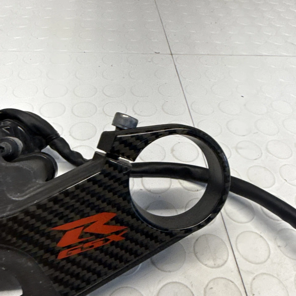 05 06 2005 2006 SUZUKI GSXR1000 GSXR 1000 ABRAZADERA DE ÁRBOL TRIPLE SUPERIOR OEM BUENA Foto 3 de 4