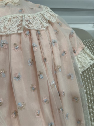 Vintage rosa Babypuppe Nachthemd & Morgenmantel bestickt Blumen & Spitzenborten, Overlay SM - Bild 8 von 24