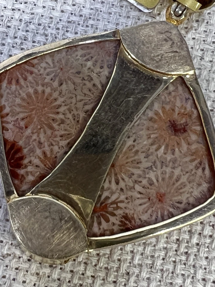 Colgante Starborn Malva Agatizado Fósil Coral Cuadrado Tono Dorado Conexión a Tierra Tauro Foto 2 de 4