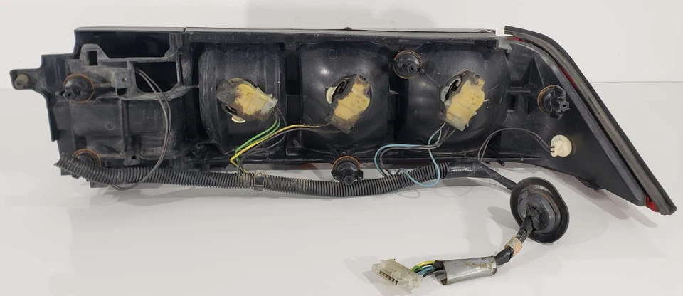 Conjunto de luz trasera izquierda del lado del conductor Chevy Camro 82-92 5973137 Foto 4 de 4