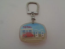 PORTE CLE BOURBON FIXE STATION SERVICE TOTAL CITROEN DS PISTE BEIGE ANNEE 60
