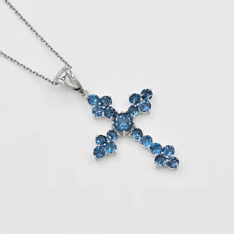 Colgante Cruz Topacio Azul Londres Creado en Laboratorio Redondo 2Ct Chapado en Oro Blanco 14k Foto 2 de 4