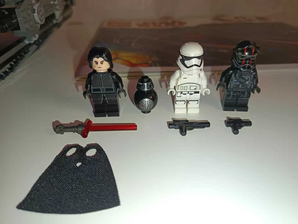 LEGO Star Wars 75179 Kylo Ren's TIE Fighter, foto 2 di 5