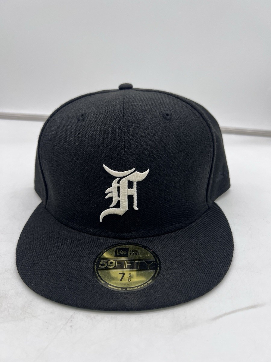Sz 7 5/8 - Fear of God Essentials x New Era Fitted Cap Black