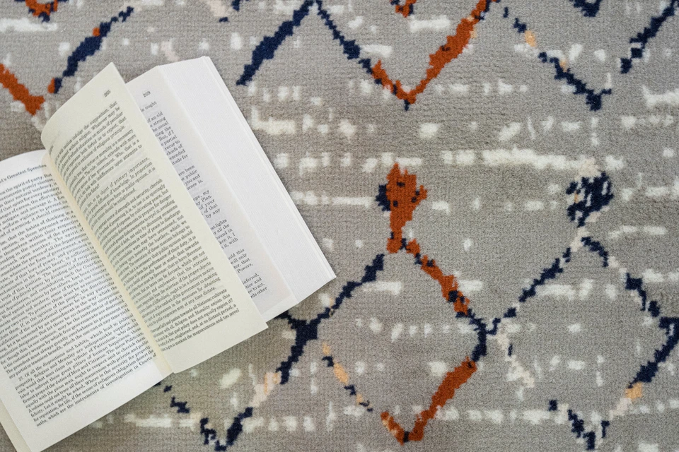 Distressed Moroccan Runner - 2'x8', Light Grey, Transitional Design Rug - 505 - Image 3 of 4