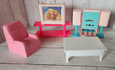 1994 Barbie ''So Much To Do!'' Living Room Stereo TV Stand Coffee Table Chair READ