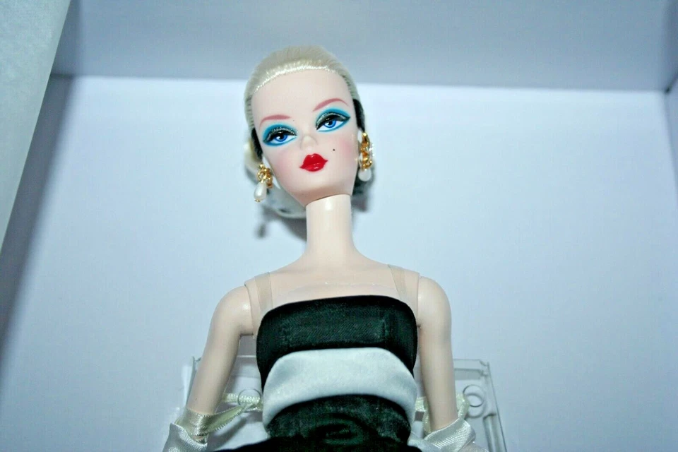 Barbie Signature Silkstone Moda Modelo Colección Blanco y Negro Muñeca Forever  Foto 3 de 4