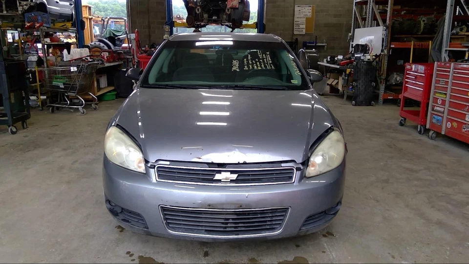 Manija de puerta exterior delantera izquierda usada se adapta a: Chevrolet Impala 2006 delantera izquierda Foto 2 de 4