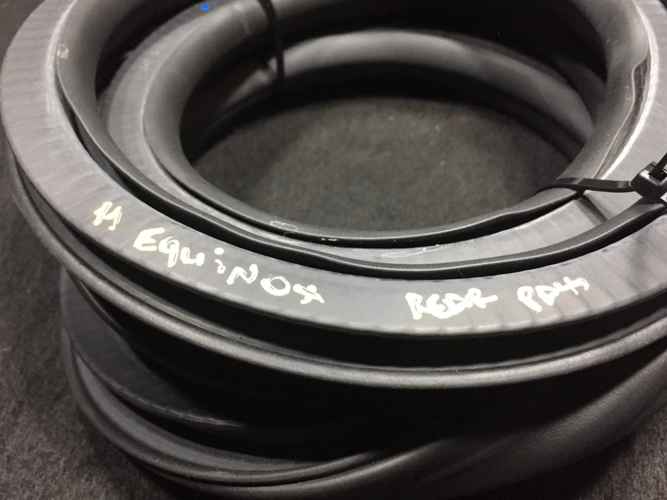 10 11 12 13 CHEVROLET EQUINOX PUERTA TRASERA DERECHA PASAJERO SELLO DE AGITACIÓN DE AGUA OEM Foto 3 de 4