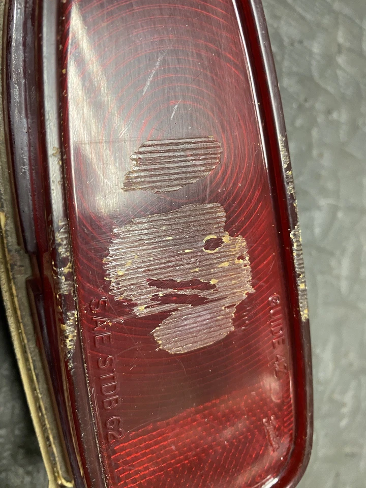 Buick 1962 luz trasera especial carcasa y lente OEM Foto 3 de 4