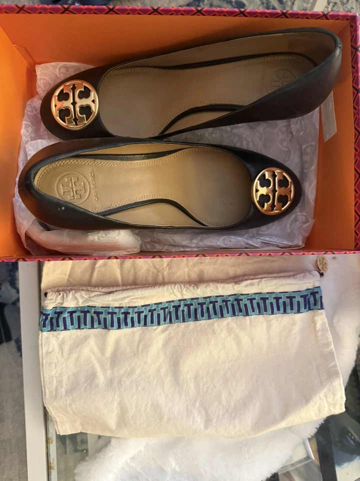 Zapatos de salón Chelsea de cuña de cuero negro Tory Burch con logotipo de medallón dorado talla 9 Foto 3 de 4