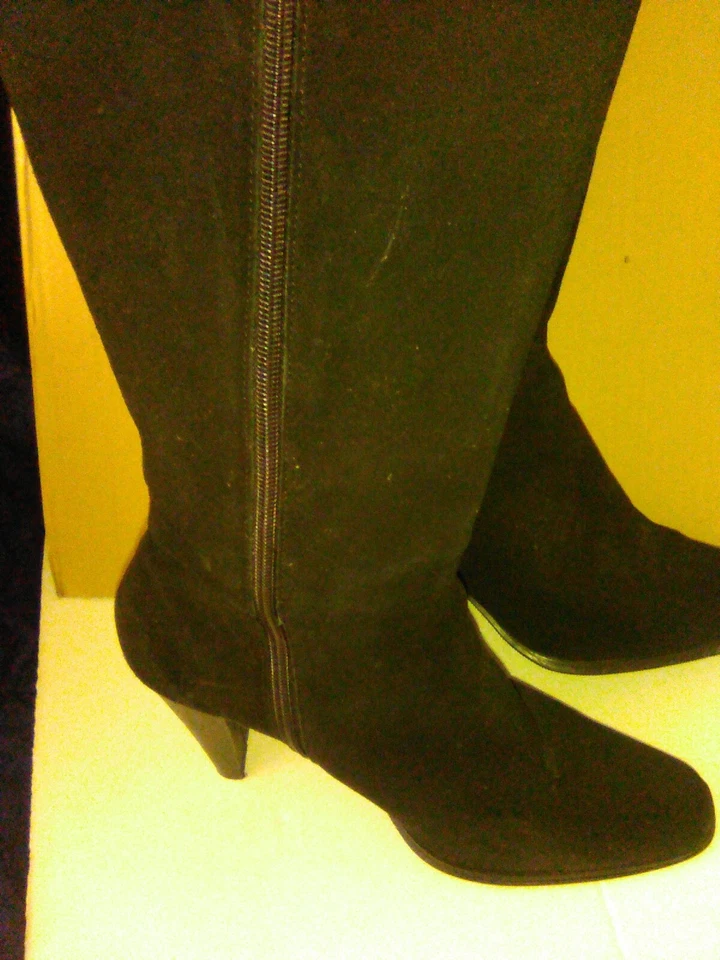 Newport News* Botas de Gamuza Negras Hasta la Rodilla Apiladas 4" Tacón Talla 8.5 Foto 3 de 4