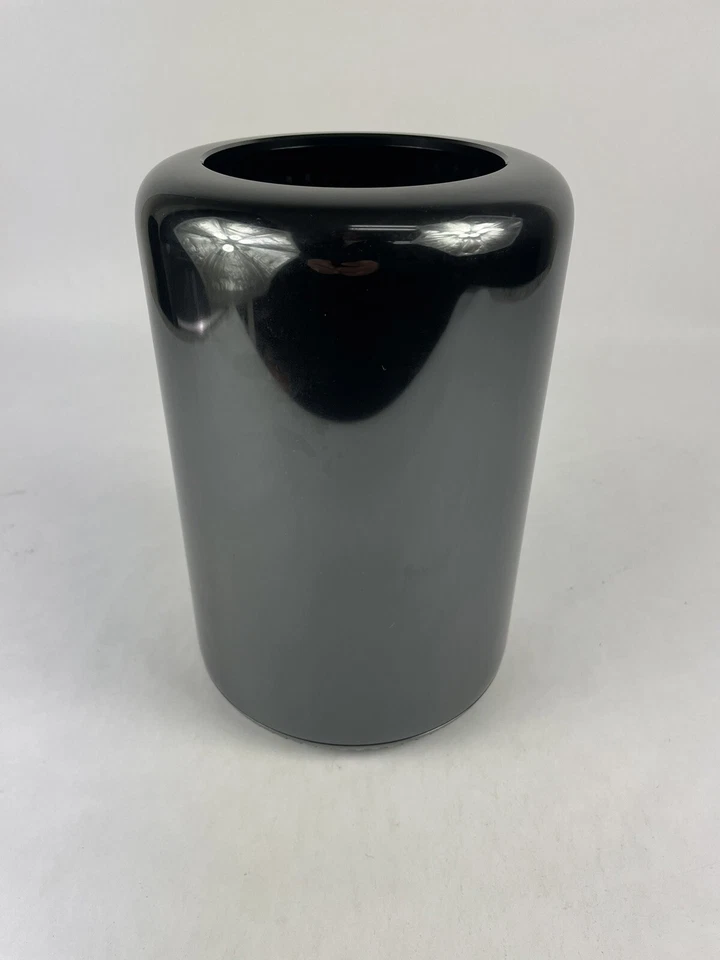 Mac Pro 3.5 Ghz Quad-core Xeon E5 16GB RAM 250GB SSD Late 2013 - Image 4 of 4