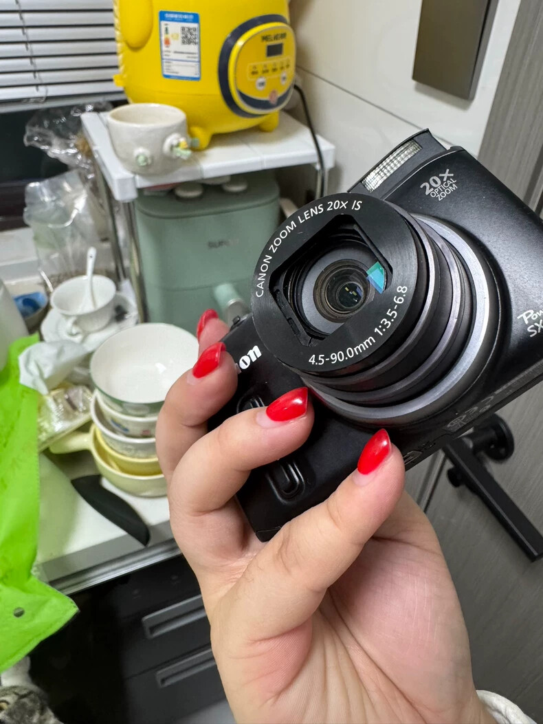 Canon PowerShot SX260 HS 12.1MP Black Digital Camera with 20x Zoom