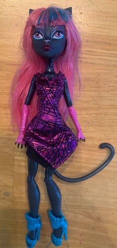 Monster High Catty Noir Boo York City Schemes Doll Mattel 2011 w/tail and shoes