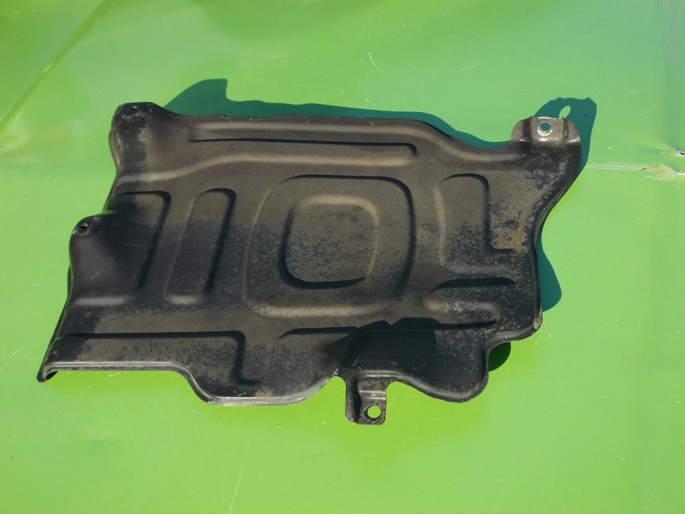 PARAGOLPES DELANTERO DERECHO CHEVY METRO 95-01 PROTECTOR MOTOR REVESTIMIENTO INTERIOR 30020436 OEM GEO Foto 2 de 4