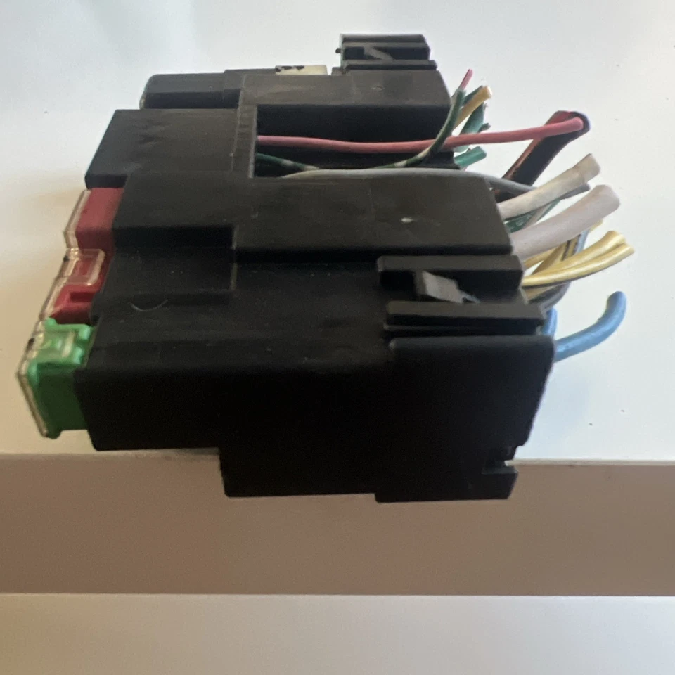 Nissan Armada 2013 soporte de caja de fusibles secundario OEM 284B7 Foto 2 de 4