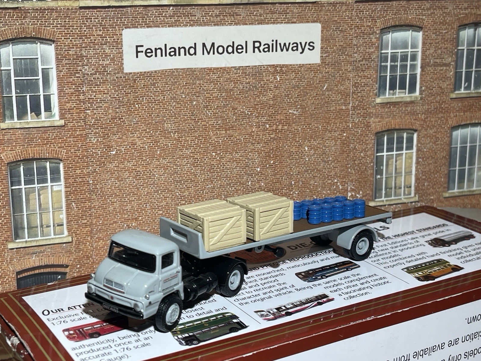 EFE 33201 LONDON TRANSPORT THAMES TRADER ARTIC FLATBED WITH LOAD 1:76 OO GAUGE