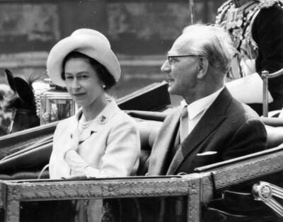 Queen Elizabeth II accompanies the President of Austria Dr Franz J- Old Photo