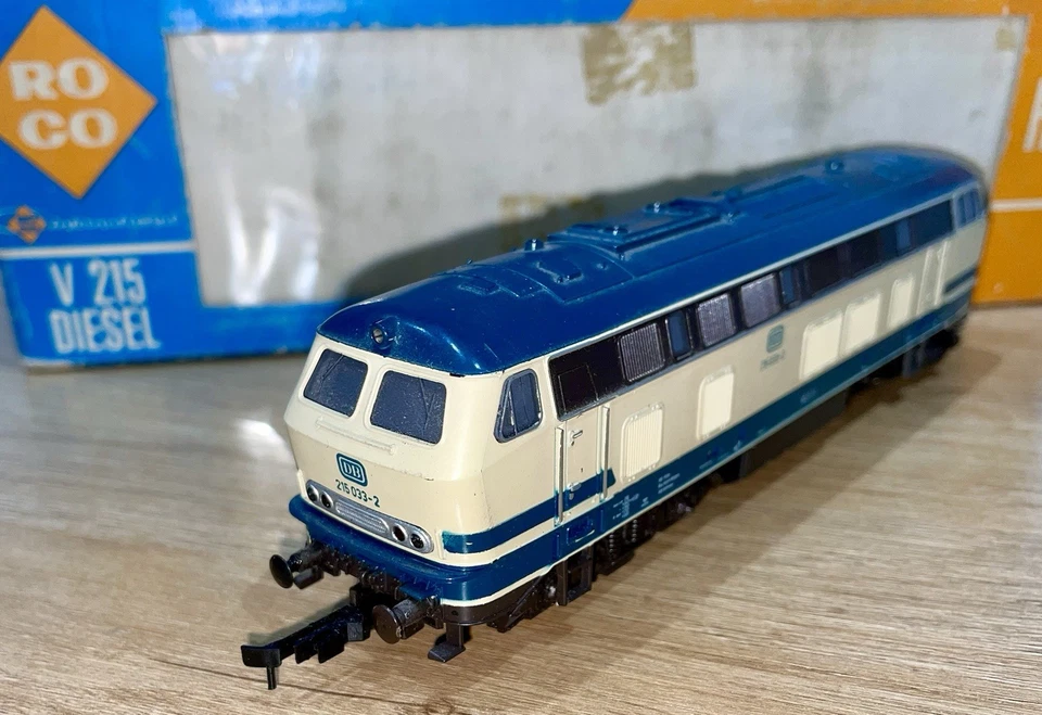 ROCO HO DB V215 DIESEL LOCO RN 215 033-2 BLUE/IVORY DIRECTIONAL LIGHTS - BOXED - Image 3 of 4
