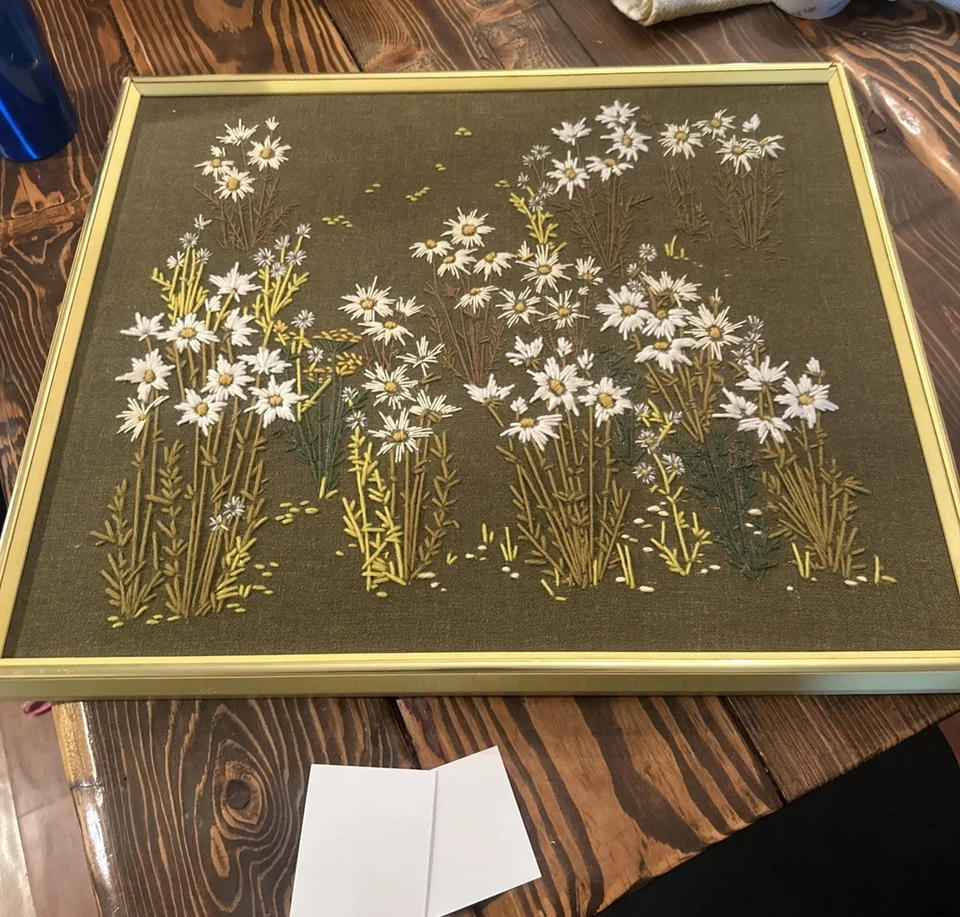 Bordado floral crewel grande vintage años 70 en marco de latón color 23" x 19 Foto 3 de 4