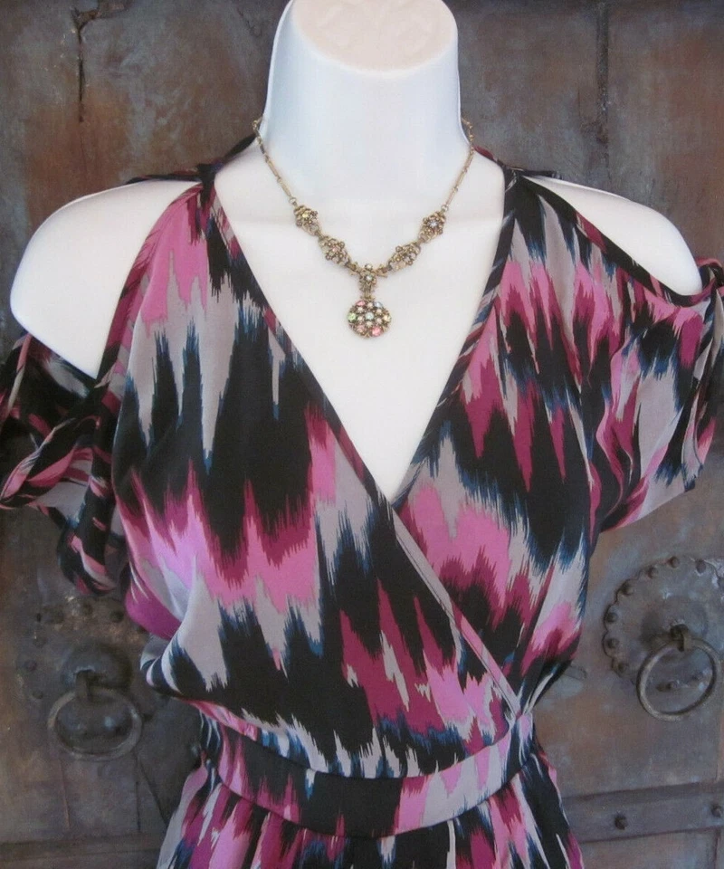 Vestido de seda feminino Akiko tamanho XS envoltório falso roxo preto ombro frio amarrar bolso - Imagem 3 de 4