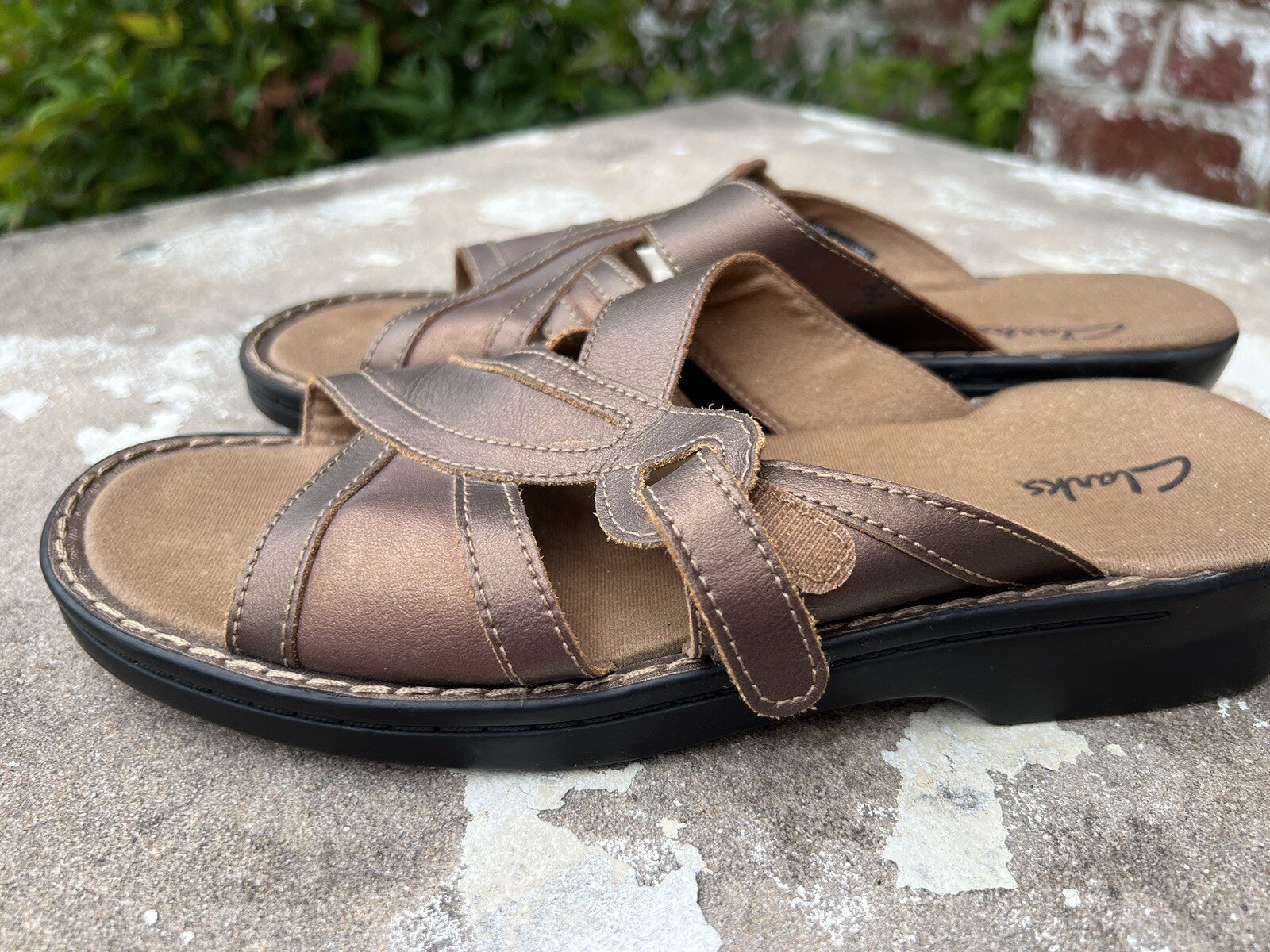 PANTOFOLA D’ORO Sandali da donna Clarks slide cinturino in bronzo zeppa in pelle slip on 81760 taglia 8M