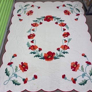 Vintage Red Poppy Quilt Hand Stitched Appliqué Wreath Scalloped Edge 72x90