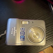 Nikon COOLPIX L2 Compact Digital Camera 6.0MP 3x Optical Zoom 2.5in Silver case