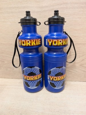 90er Stil Yorkie Schokolade Nestle Neuheit Fußball blau Trink Wasser Flasche x2