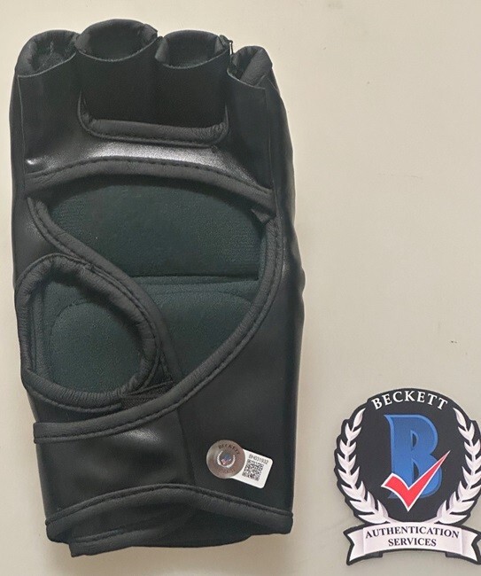 ALEX PEREIRA 'Poatan' UFC Champion Hand Signed 4oz UFC Glove + Beckett