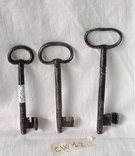 LOTTO 3 ANTICHE CHIAVI CHIAVE ANTICA IN FERRO BATTUTO E FORGIATO A MANO. CW12